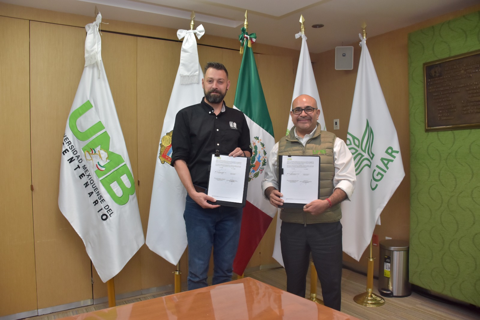 El rector de la UMB, Juan Jaffet Millán (derecha) y el representante del CIMMYT para Latinoamérica y director asociado del programa SAS, Jelle Van Loon (izquierda), durante la firma del convenio entre ambas instituciones.