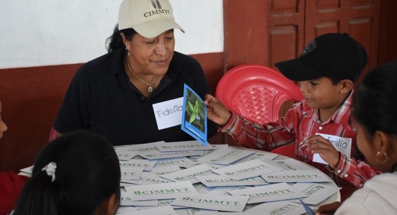Fidelia González facilitando la actividad de entretenimiento para niños mientras sus madres participaban en el taller de diagnóstico para el diseño de investigación agrícola en Cuautempan Puebla, México. (Foto: CIMMYT)