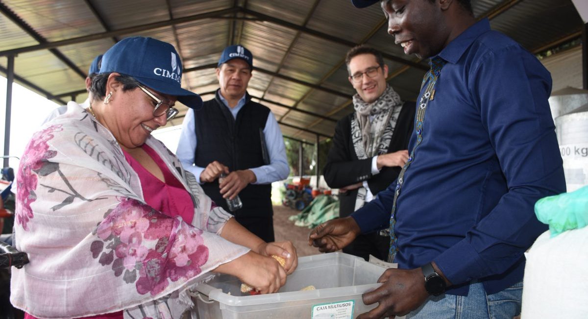 La titular de la Secretaría de Economía durante su visita al CIMMYT. (Foto: CIMMYT)