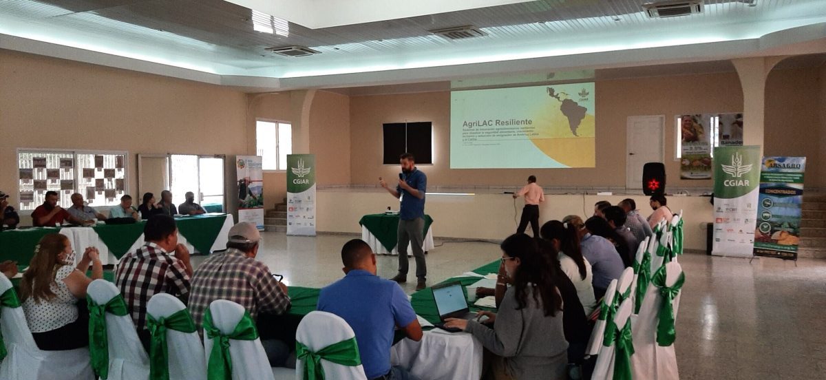 Reuniones para el establecimiento de InnovaHubs en Honduras. (Foto: Marlon Duron / Alliance Biodiversity-CIAT)