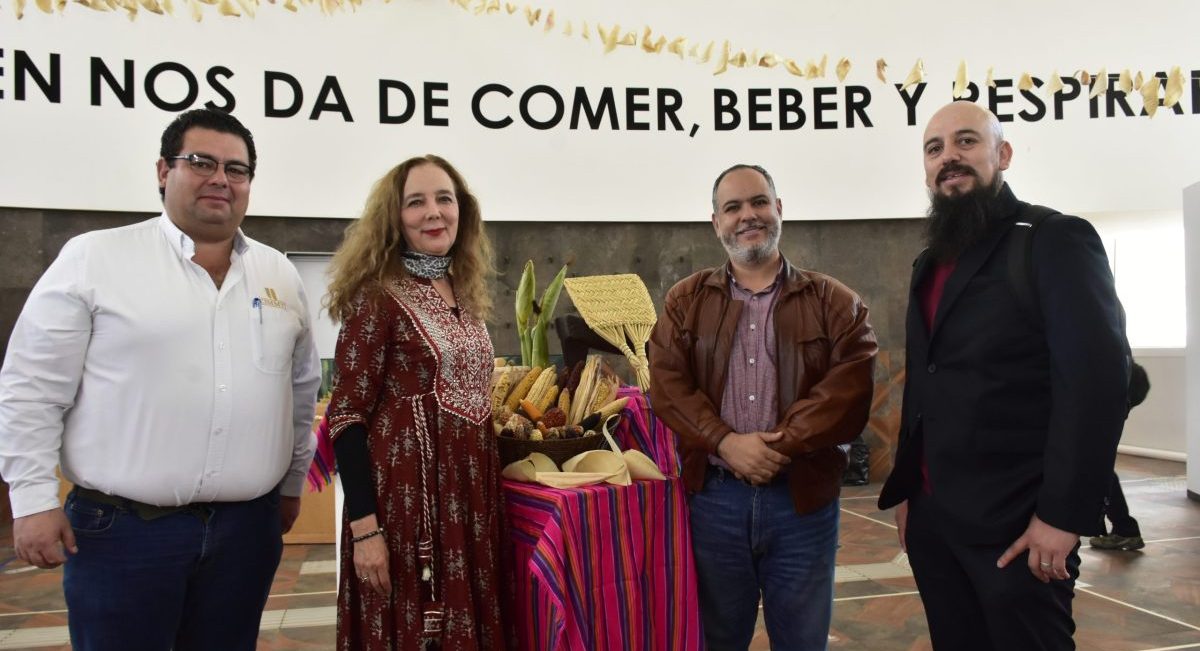 De izquierda a derecha: Pedro Priego de CIMMYT; la artista Rocío Sánchez; Gerardo Ibarra, director de Explora; y Cristian Zavala de CIMMYT, durante la inauguración de El Oro Ancestral, en León, Guanajuato. (Foto: Fernando Morales / CIMMYT)