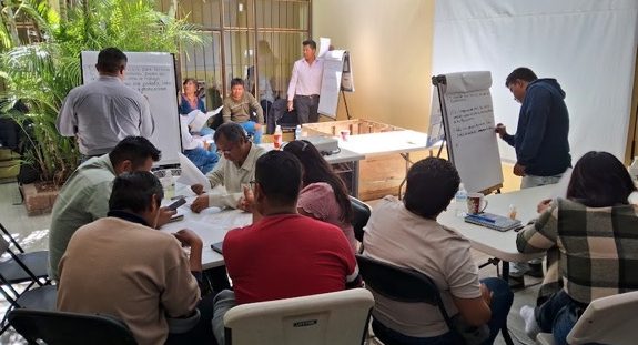 Colaboradores de CIMMYT analizando el menú tecnológico en las oficinas del Hub Pacífico Sur. (Foto: Hub Pacífico Sur-CIMMYT)