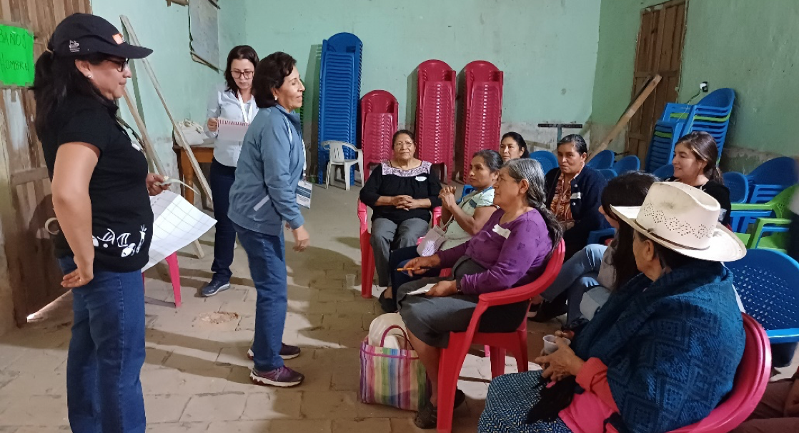 Grupo de mujeres conversando sobre su participación en las actividades y toma de decisiones agrícolas del sistema de producción de maíz en Cuautempan, Puebla el 20 de marzo de 2024. (Foto: CIMMYT)