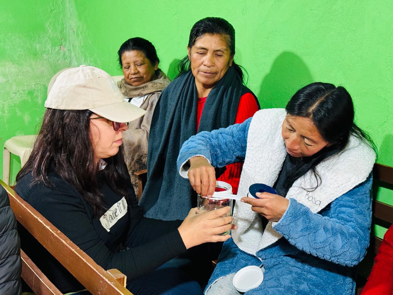 El correcto almacenamiento, con envases limpios, secos y herméticos, es esencial para conservar la viabilidad de las semillas.(Foto: Jessica González/CIMMYT)