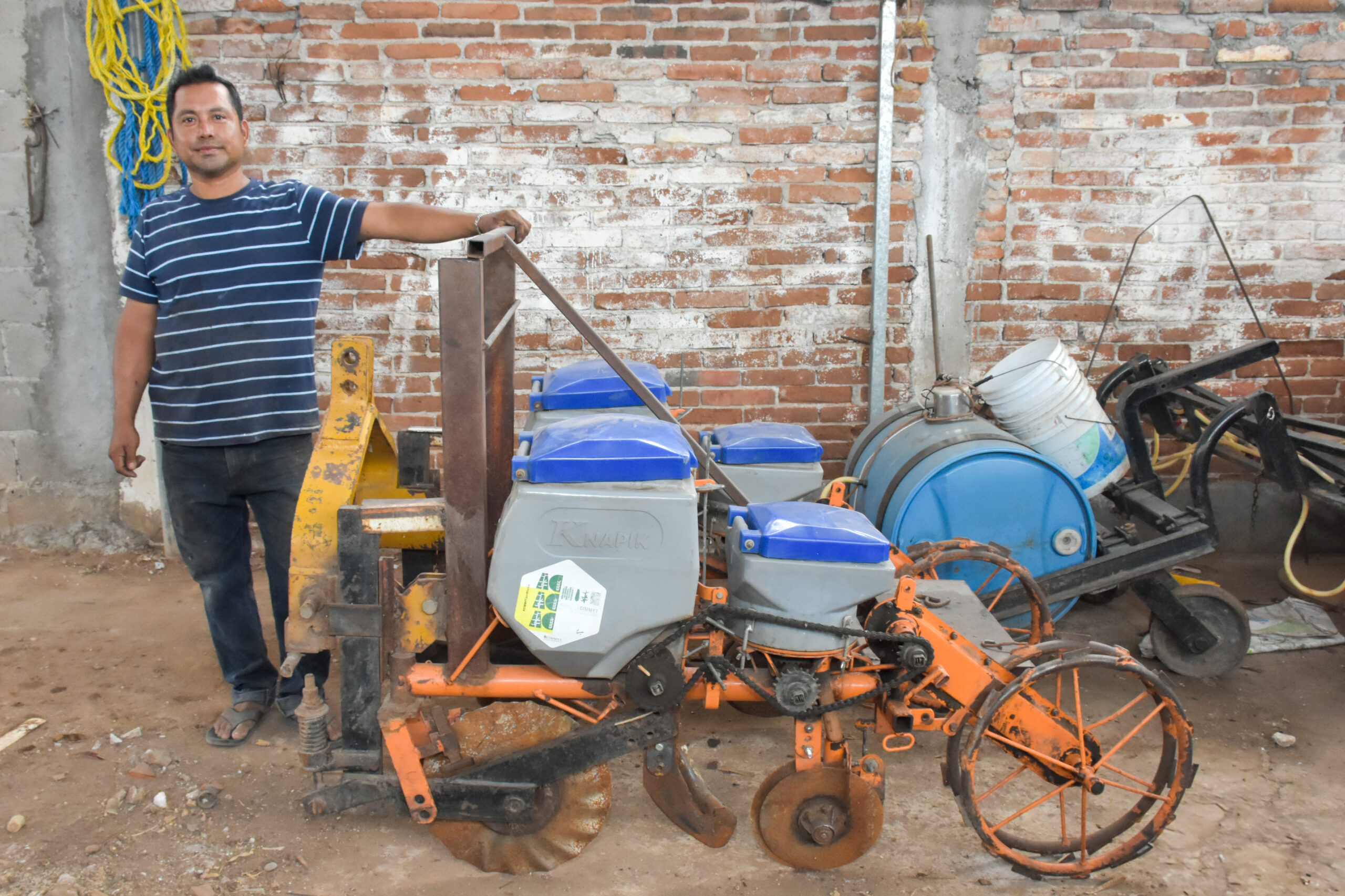 Este productor apuesta por maquinaria apropiada a la escala de su parcela. (Foto: Gabriela Bracamonte/CIMMYT)
