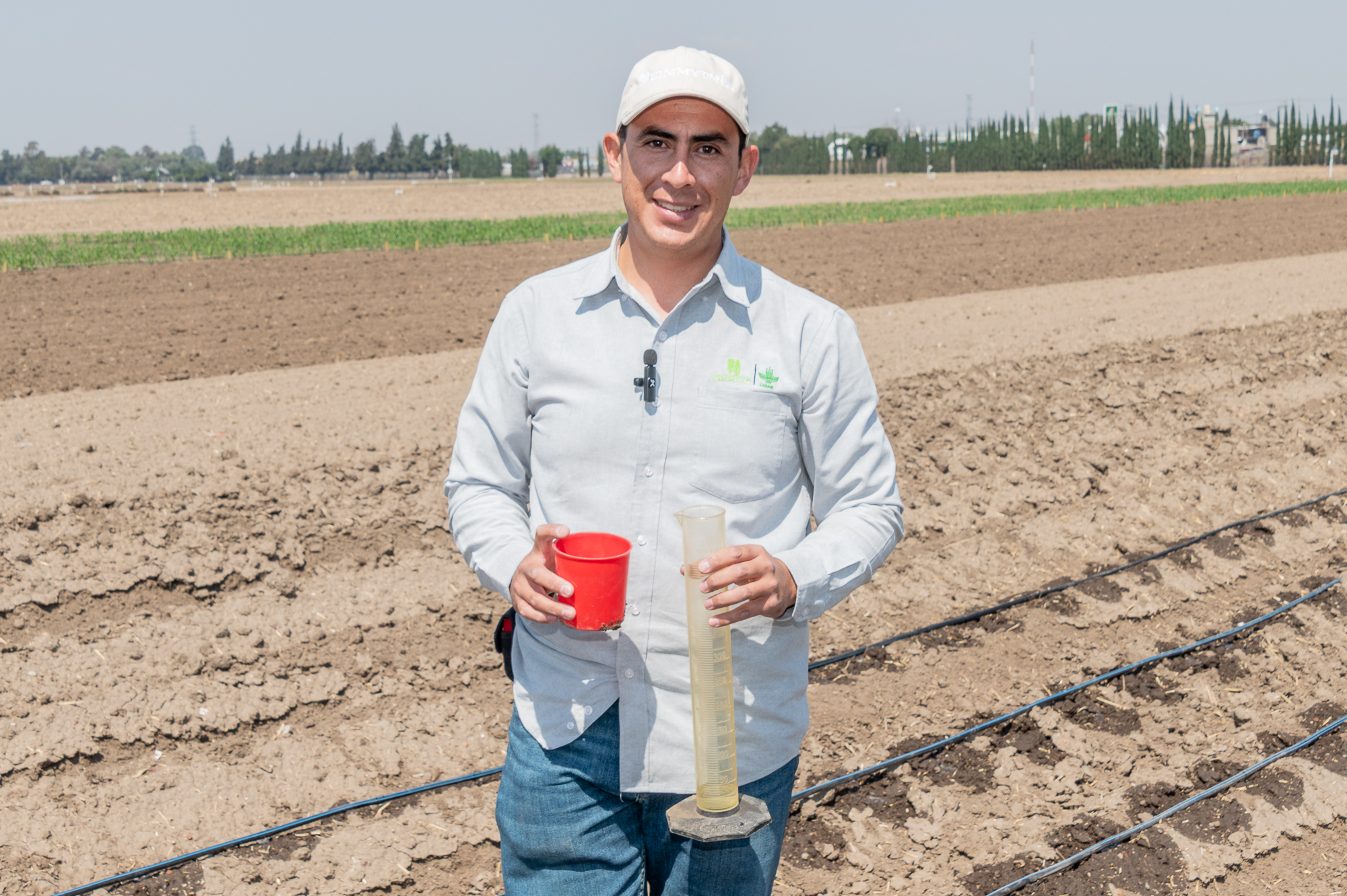Daniel Sandoval Hernández, especialista en Uso y Manejo del Agua en CIMMYT Hub Bajío, muestra los instrumentos necesarios para aforar el caudal en un sistema de riego por goteo durante una práctica en campo en Batán. (Foto: Ingrid González/CIMMYT)