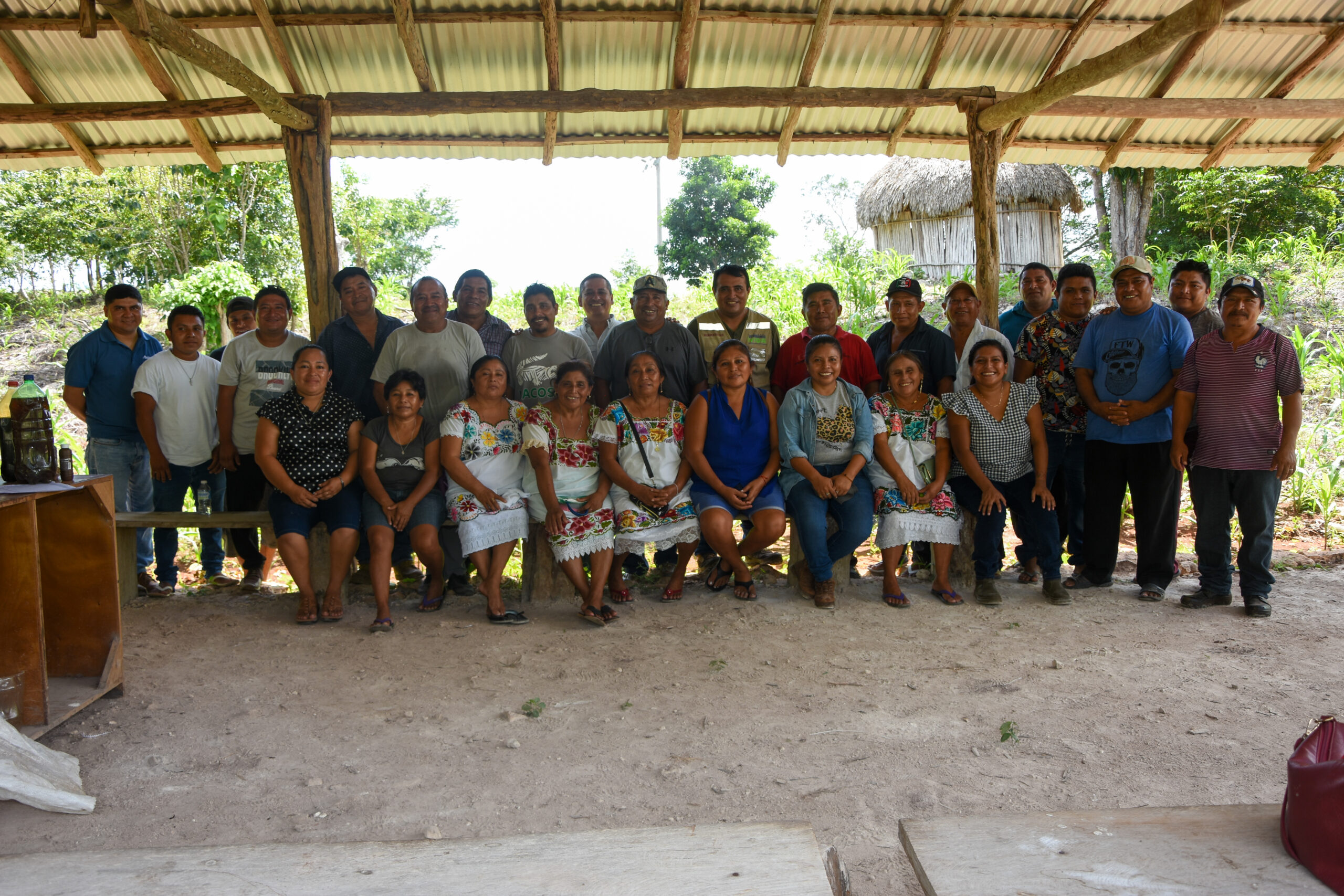 Productores y productoras de la comunidad de X-Hazil Sur, en Quintana Roo, participan en un encuentro de intercambio de experiencias para fortalecer la agricultura sostenible en la región, como parte de las acciones impulsadas por el Hub Península de Yucatán del CIMMYT. (Foto: Jenifer Morales/CIMMYT)