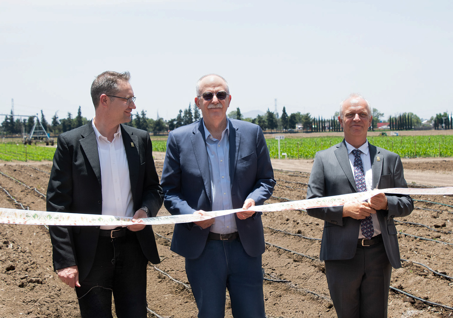 Corte de listón en el campo experimental del CIMMYT para inaugurar la oficina del World Vegetable Center (WorldVeg) en México. De izquierda a derecha: Bram Govaerts, director general de CIMMYT; Julio Berdegué, secretario de Agricultura y Desarrollo Rural de México; y Roland Schafleitner, director en México de WorldVeg. (Fotografía: Jenifer Morales/CIMMYT)