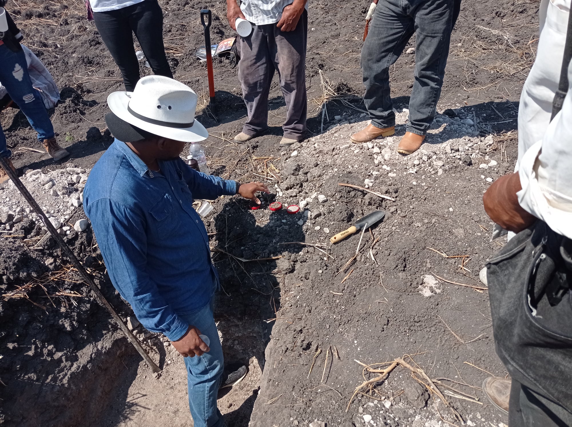 Diagnóstico de campo para evaluar condiciones del suelo antes de diversificar cultivos. (Foto: CIMMYT)