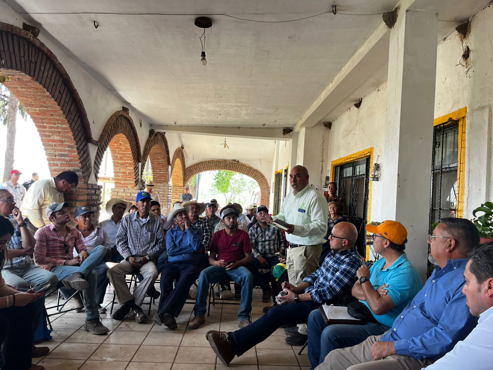 El gerente del Hub Intermedio del CIMMYT conversando con productores de frijol en Zacatecas. (Foto: Hub Intermedio-CIMMYT)