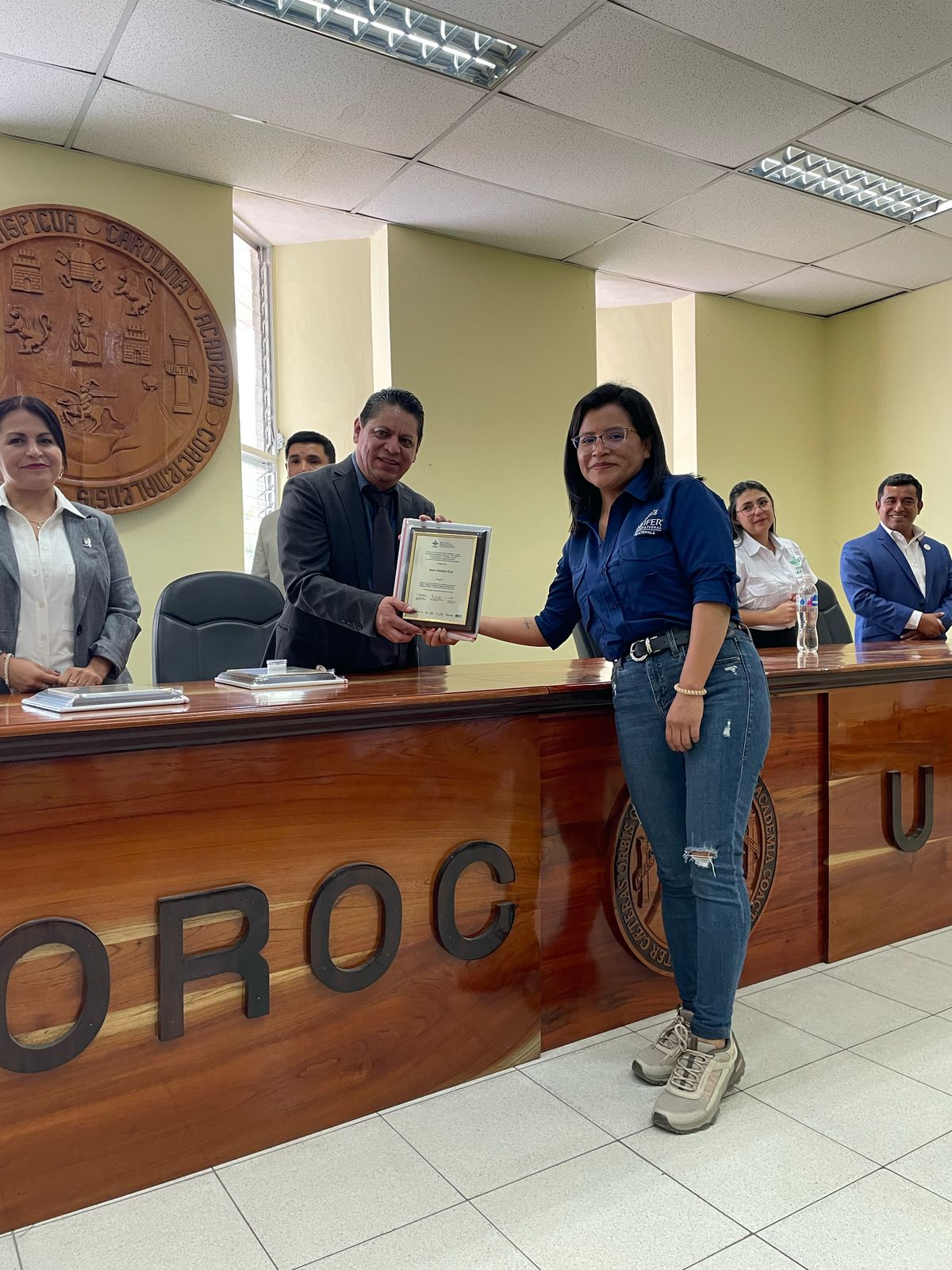 Entrega de constancias a graduadas y graduados. (Foto: InnovaHub Occidente de Guatemala)