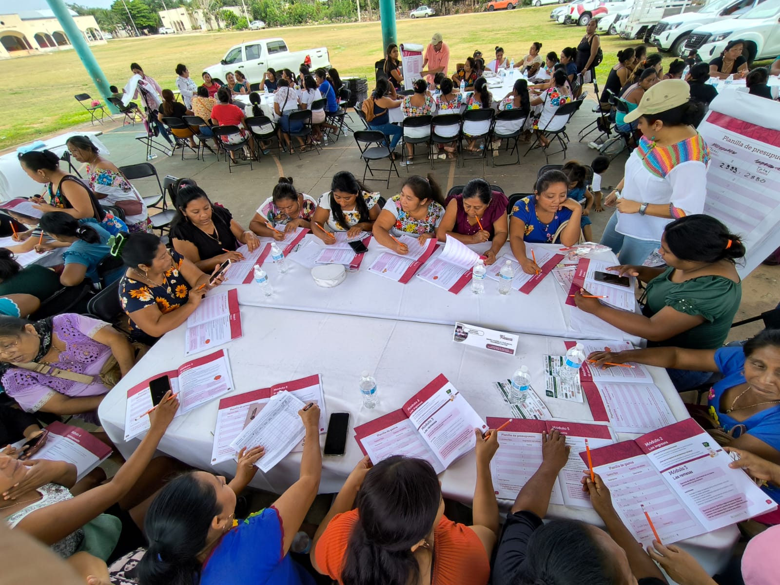 Mujeres rurales participan activamente en un taller de educación financiera en Quintana Roo, donde aprenden a elaborar presupuestos y planificar sus ingresos como parte de la estrategia de inclusión financiera impulsada por el CIMMYT. (Foto: CIMMYT)