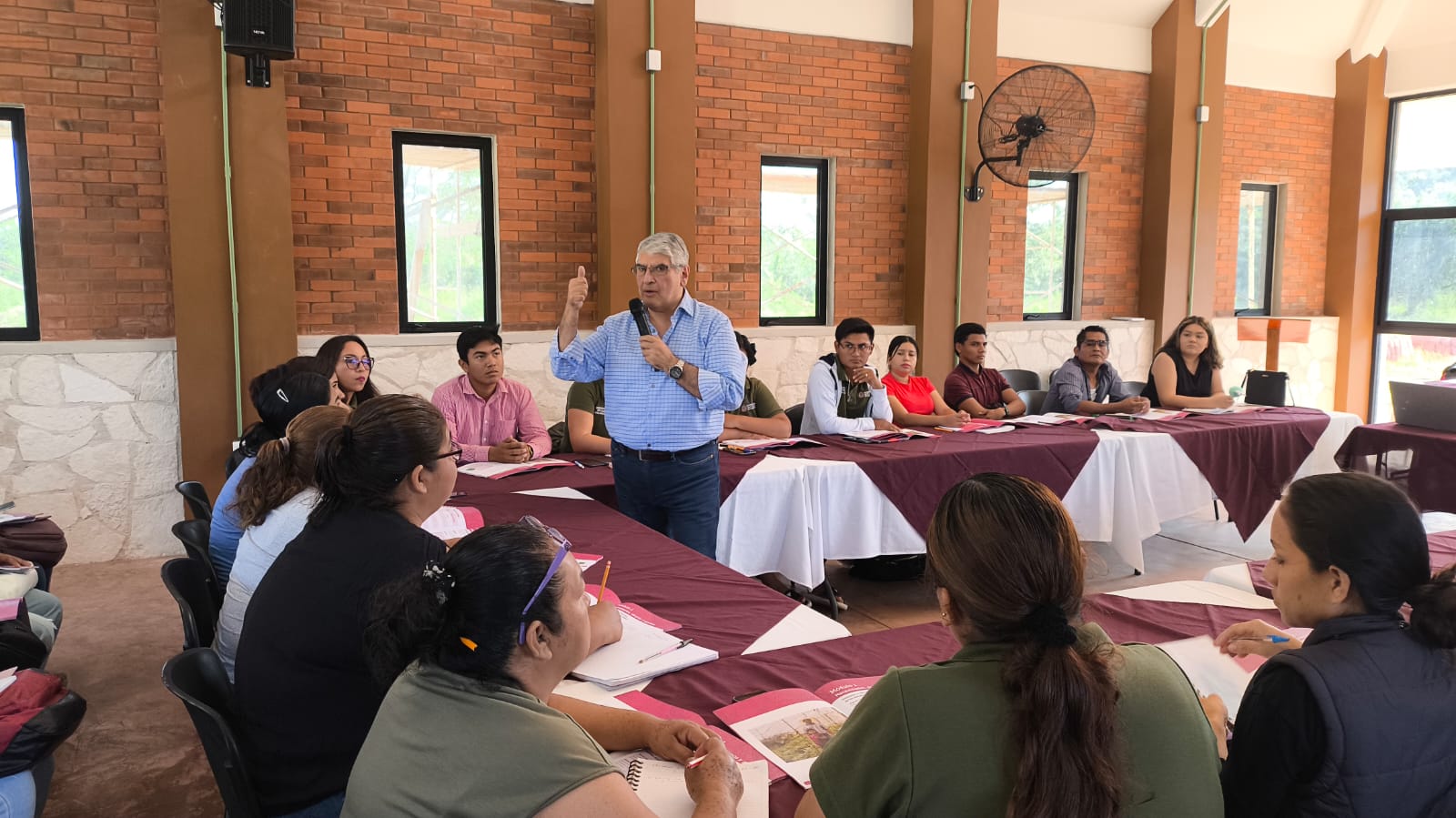 Ramiro Ortega Landa, especialista en finanzas rurales del CIMMYT, durante una sesión de capacitación en educación financiera con jóvenes y mujeres rurales en Quintana Roo, como parte de la estrategia de inclusión financiera impulsada en la región. (Foto: CIMMYT)
