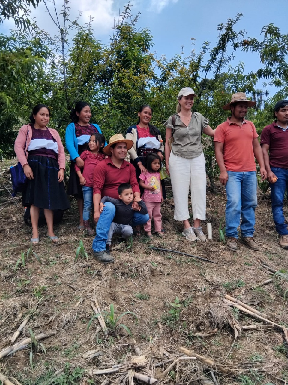 La embajadora Ragnhild Imerslund escuchó, de la voz de las productoras y productores, el impacto que han tenido las tecnologías sustentables en sus propias parcelas. (Foto: CIMMYT)