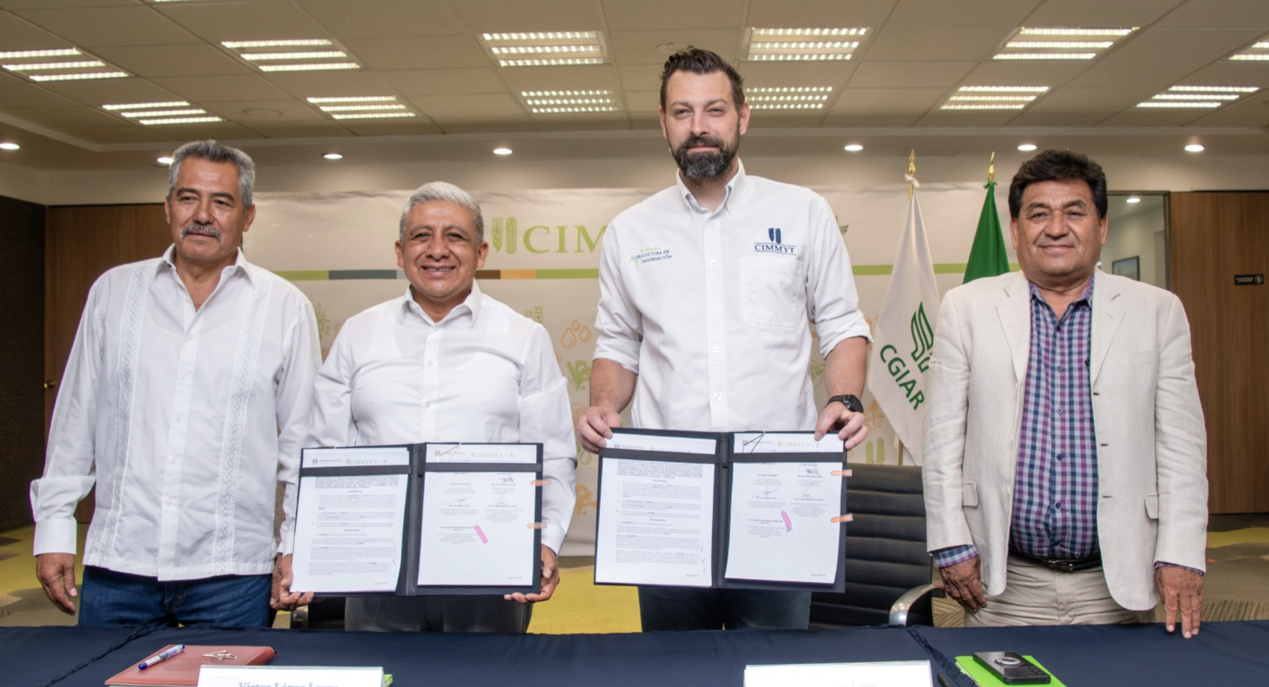 Firma del convenio SEFADER-CIMMYT. (Foto: CIMMYT)
