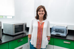 Natalia Palacios Rojas, especialista en calidad e inocuidad de cereales del CIMMYT, lidera investigaciones para reducir el riesgo de micotoxinas como las aflatoxinas en el maíz, en el marco de un esfuerzo global por garantizar alimentos seguros frente al cambio climático. (Foto: Jenifer Morales / CIMMYT)