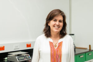 Natalia Palacios Rojas, especialista en calidad e inocuidad de cereales del CIMMYT, lidera investigaciones para reducir el riesgo de micotoxinas como las aflatoxinas en el maíz, en el marco de un esfuerzo global por garantizar alimentos seguros frente al cambio climático. (Foto: Jenifer Morales / CIMMYT)