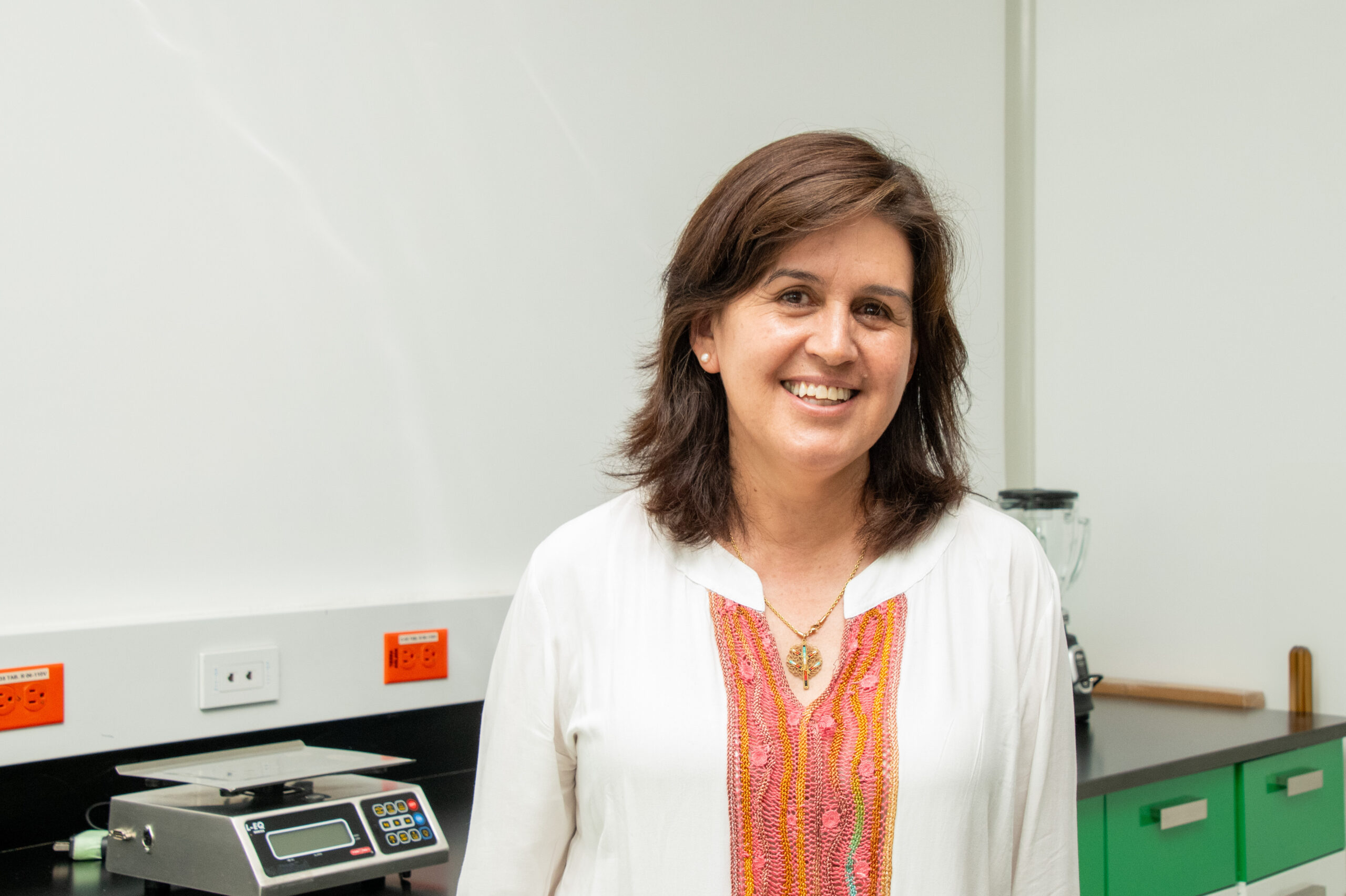 Natalia Palacios Rojas, especialista en calidad e inocuidad de cereales del CIMMYT, lidera investigaciones para reducir el riesgo de micotoxinas como las aflatoxinas en el maíz, en el marco de un esfuerzo global por garantizar alimentos seguros frente al cambio climático. (Foto: Jenifer Morales / CIMMYT)