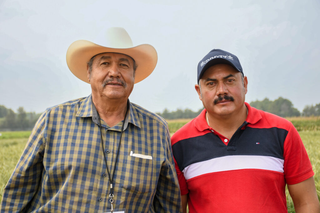 Primo Martínez con su padre Lázaro Martínez. (Fotografía: Jenifer Morales/CIMMYT)