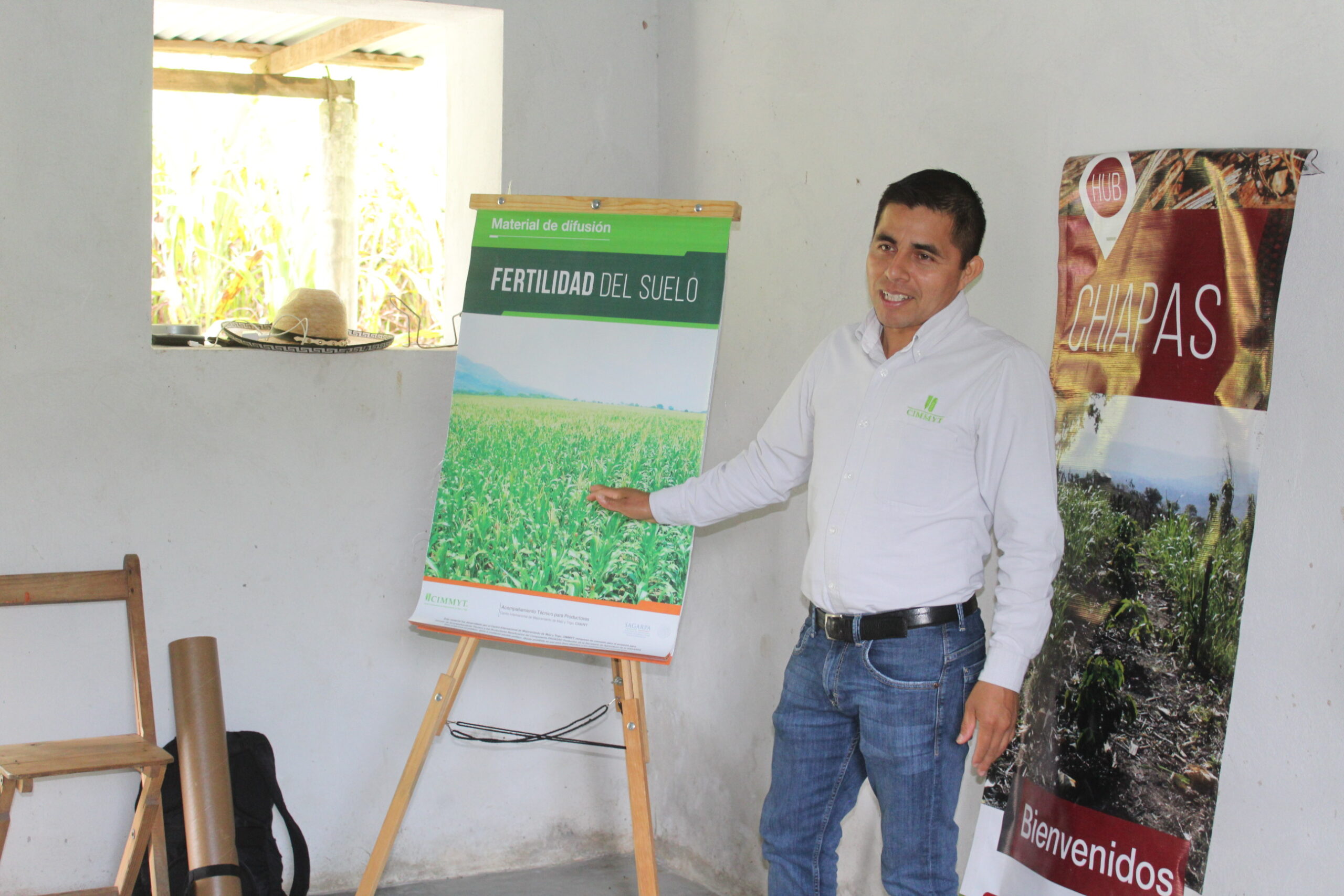Benancio Jiménez Gómez, del Hub Chiapas del CIMMYT, durante una sesión de capacitación sobre fertilidad del suelo, clave en la promoción de prácticas agroecológicas en la región. (Foto: Benancio Jiménez / CIMMYT)