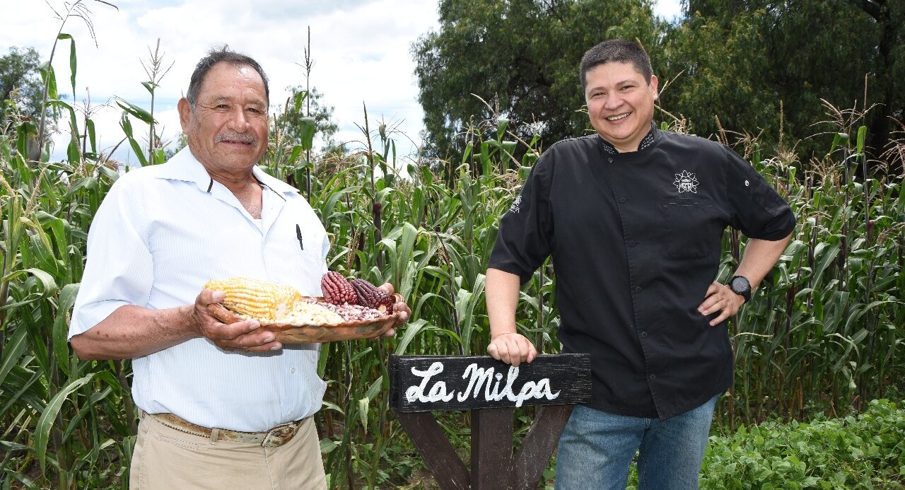 El Chef Carlos Cedillo (derecha) junto a uno de sus colaboradores en la parcela de La Gruta. (Foto: La Gruta)