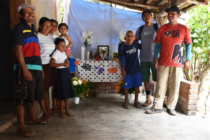 Álvaro Martínez Santos y su familia, con un altar en honor a su padre Anastasio Martínez. (Fotografía: Sarah Martínez/CIMMYT)