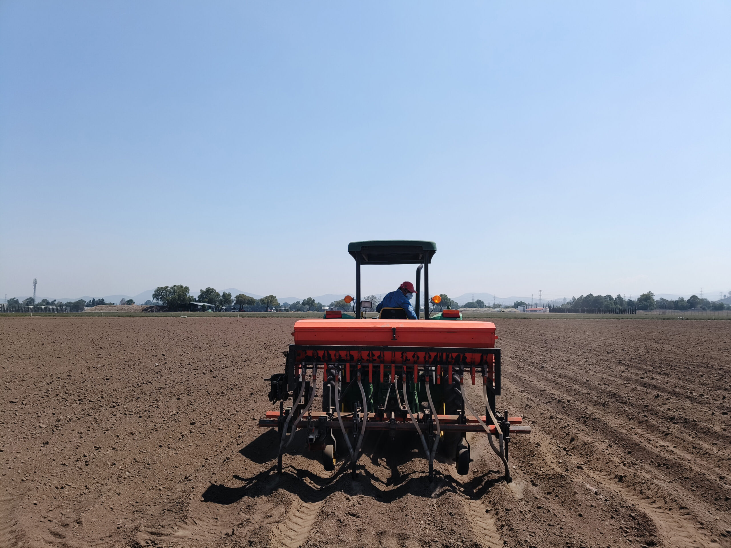 Calibración en campo para una fertilización eficiente y uniforme. (Foto: Gabriel Martínez/CIMMYT)