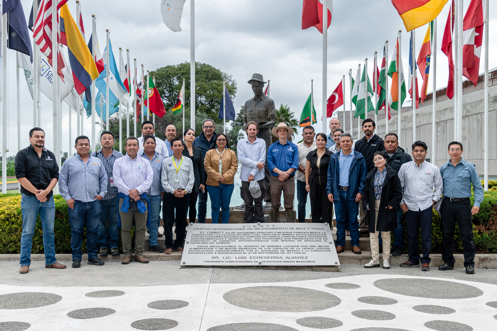 Participantes del Curso Introductorio en Agricultura Regenerativa para proveedores de agroinsumos del Bajío y Valles Altos, junto a integrantes del equipo técnico del CIMMYT, en el Campus de Texcoco. (Foto: Jenifer Morales/CIMMYT)