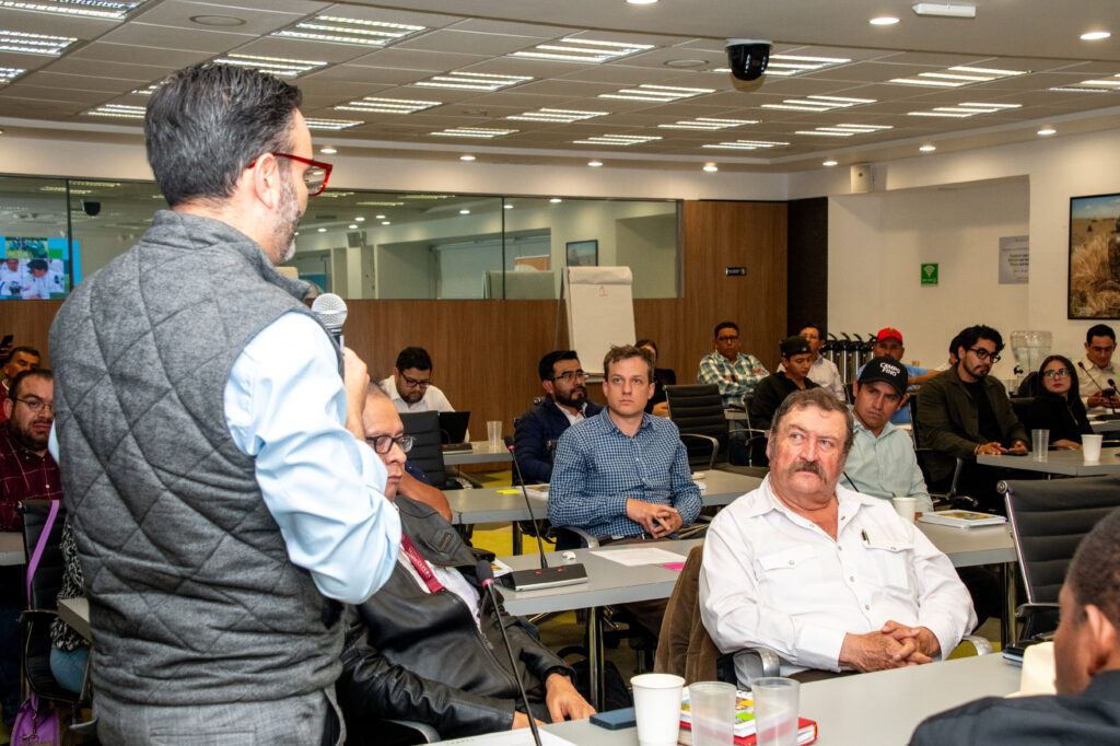 Participantes del taller “Dryland Crops” durante una de las sesiones de diálogo e intercambio de experiencias en las instalaciones del CIMMYT. (Foto: Gabriela Bracamonte/ CIMMYT)