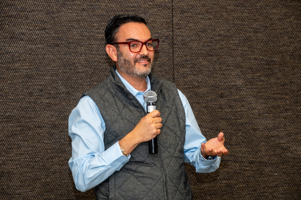 Héctor Arronte, representante de la Secretaría de Agricultura y Desarrollo Rural (SADER), durante su intervención en el taller “Dryland Crops”, destaca la importancia de vincular la política pública con la ciencia, el productor y la industria. (Foto: Gabriela Bracamonte/ CIMMYT)