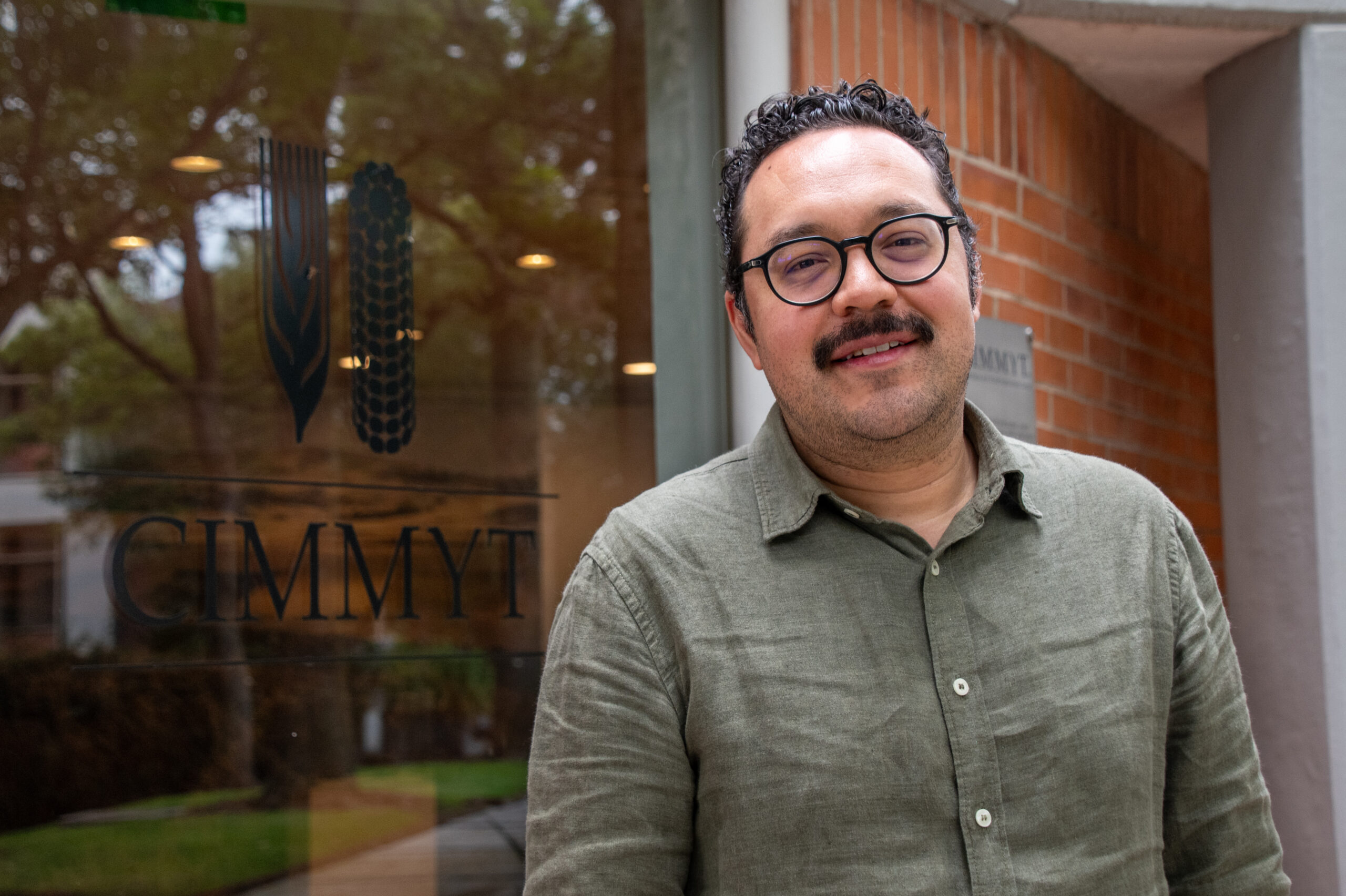 Louis García, coordinador en Vinculación con Mercados y Abasto Responsable de CIMMYT, comparte recomendaciones clave para que productores y productoras mejoren su estrategia de comercialización. (Foto: Gabriela Bracamonte/CIMMYT)