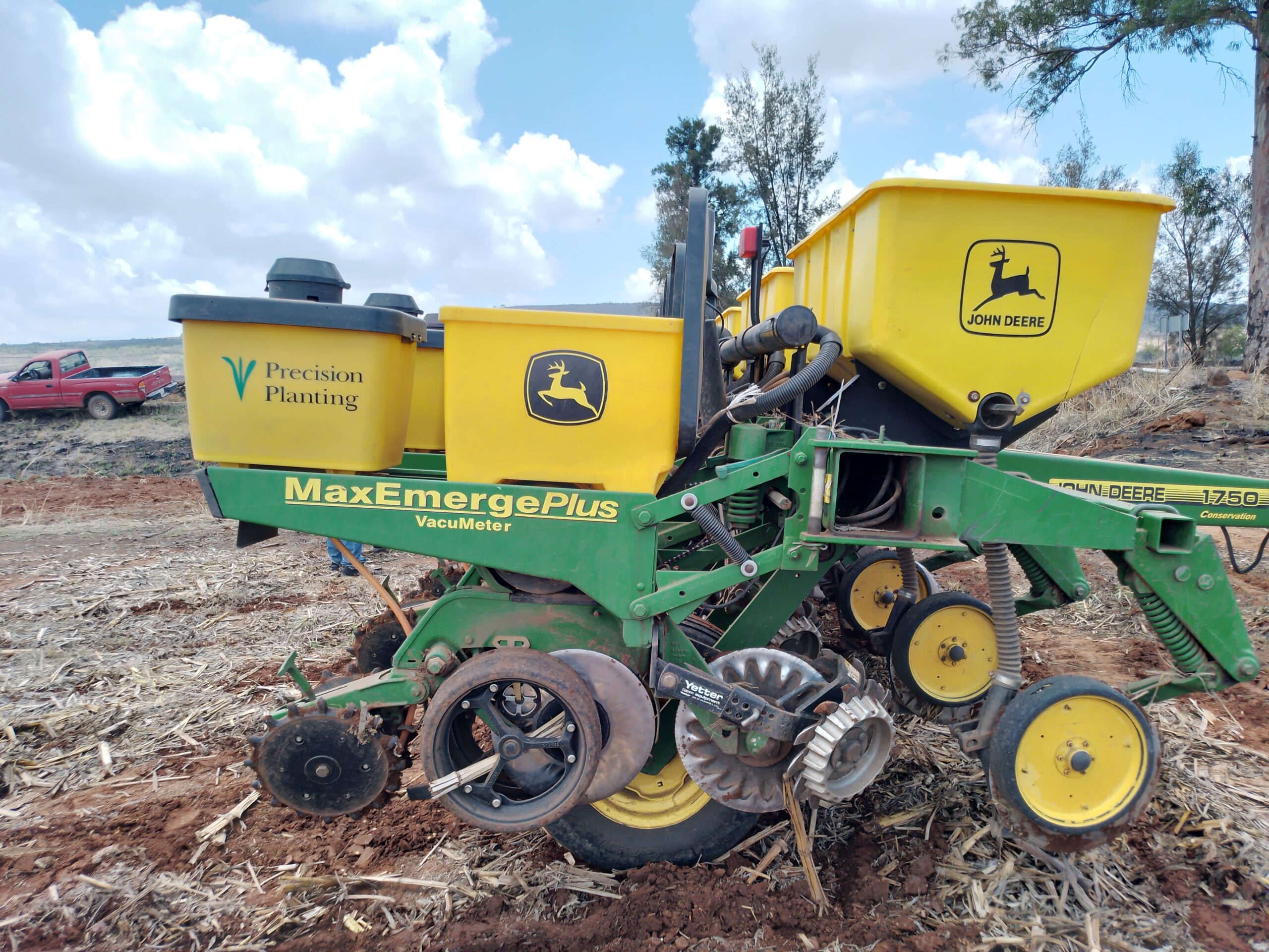 Sembradora convencional adaptada con sistema de disco cortador y quita paja en la línea de siembra. (Foto: CIMMYT)