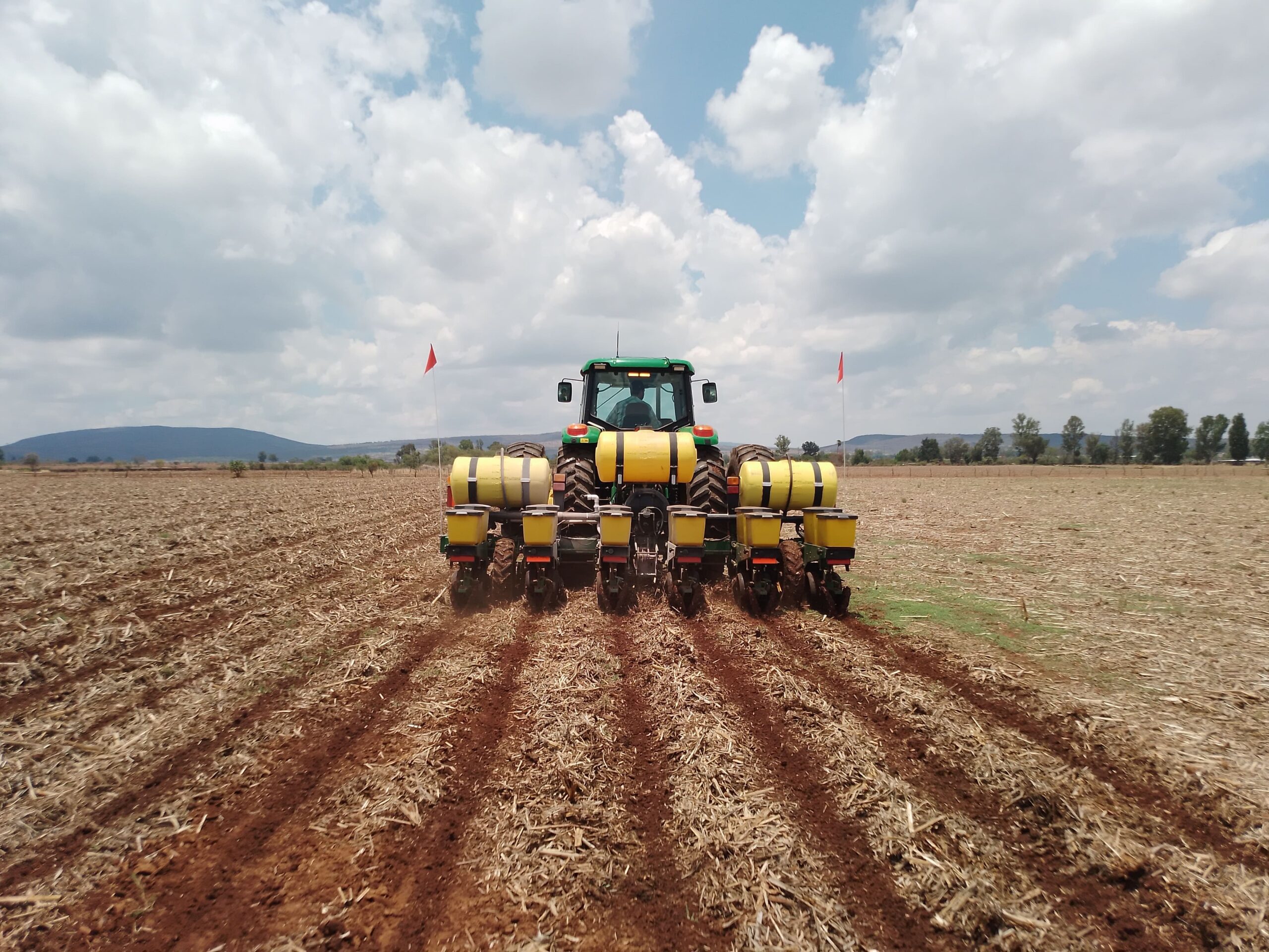 Equipo de siembra adaptado con sistema de disco cortador y quita paja, se observa la ligera labranza en la línea de siembra. (Foto: CIMMYT)