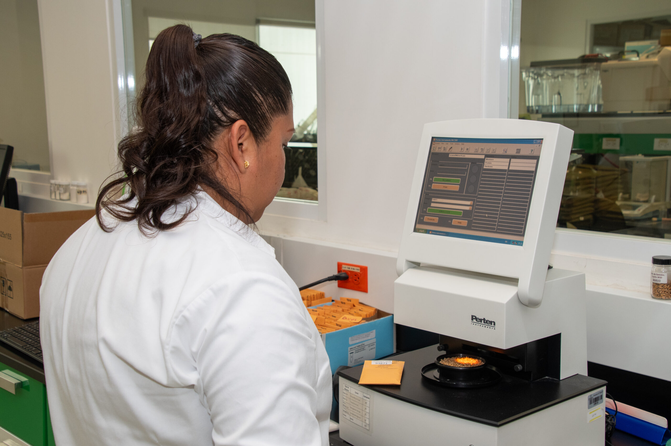 Personal del Laboratorio de Calidad de Trigo de CIMMYT evalúa propiedades de la harina con un equipo de espectroscopía NIR. (Foto: Gabriela Bracamonte/CIMMYT)
