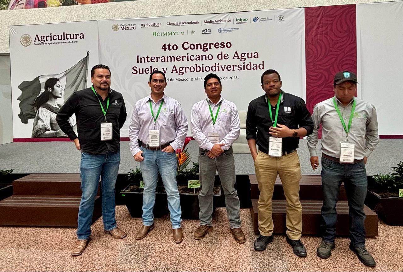 Equipo técnico de CIMMYT presente en el 4º Congreso Interamericano de Agua, Suelo y Agrobiodiversidad en Ciudad de México. (Foto: Sarah Martínez/CIMMYT)