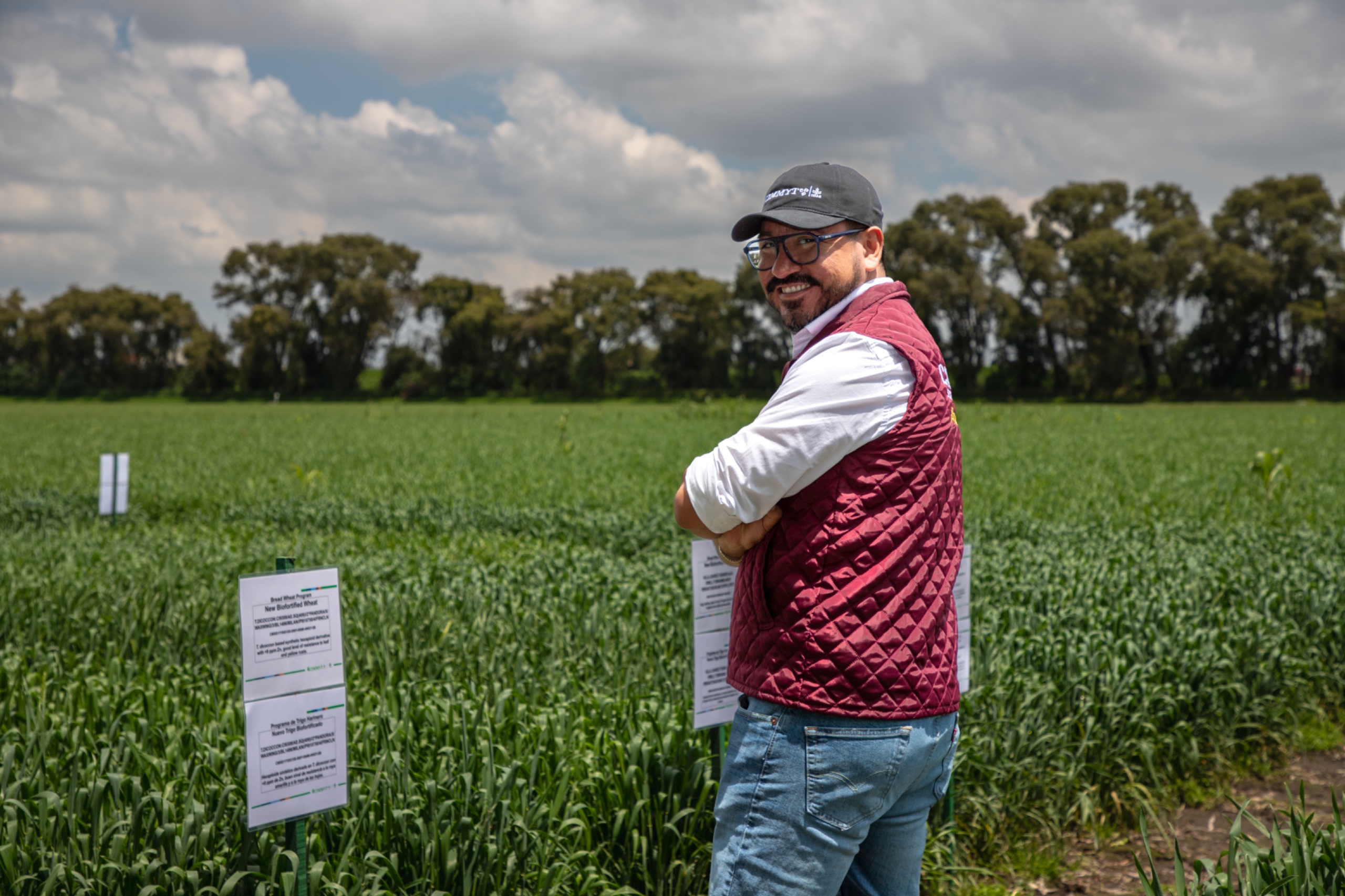 Jorge Omar Velázquez, director general de Agricultura de la Secretaría del Campo del Estado de México, durante el Día de Campo en el Centro Experimental Sanjaya Rajaram, Toluca, donde se presentaron innovaciones para fortalecer la producción sustentable de trigo en el estado y el país. (Foto: Dinorah Guzmán/CIMMYT)
