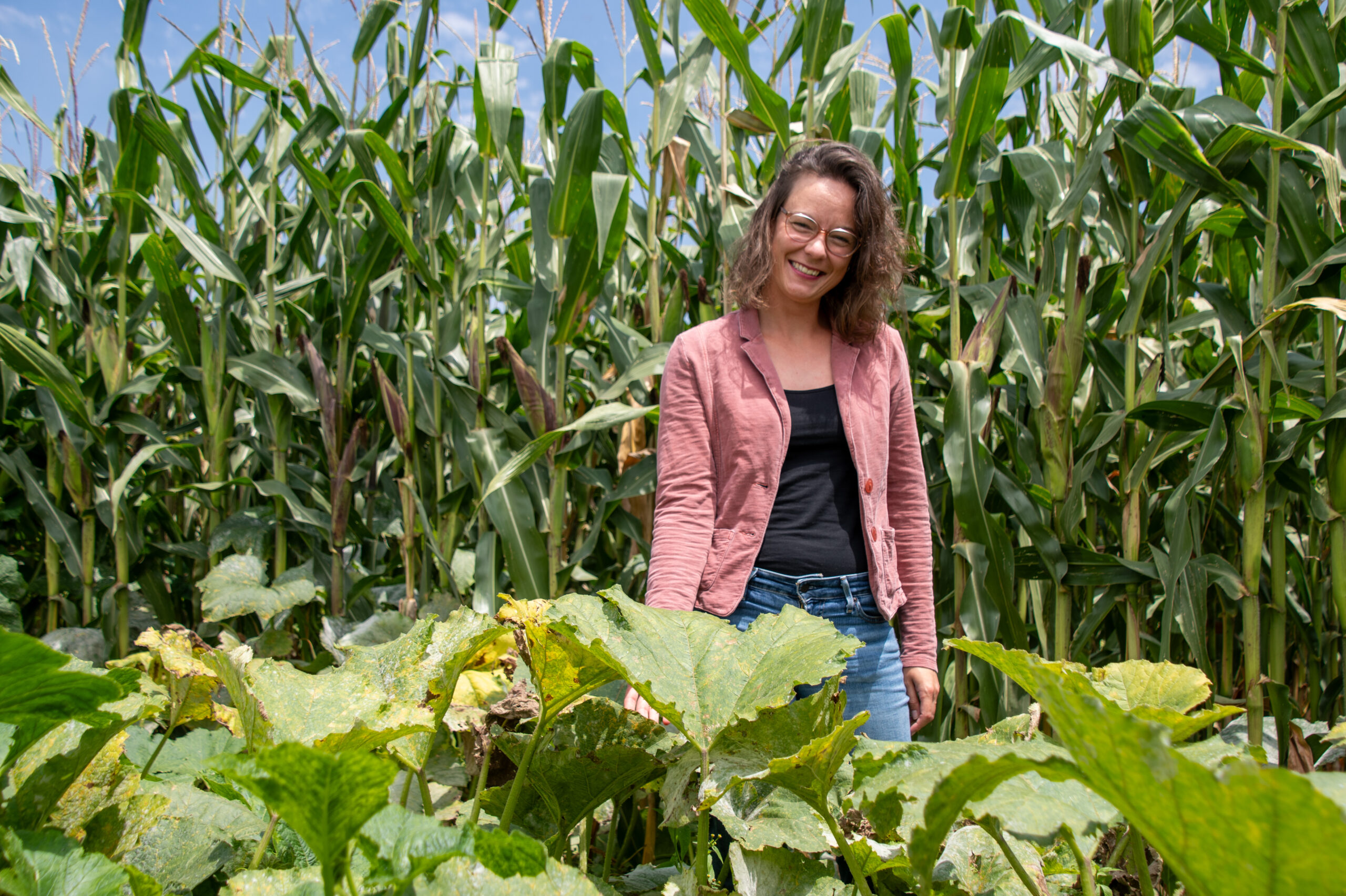 Lea Schröder explora la milpa, sistema agrícola ancestral que estudia durante su estancia en el CIMMYT. (Foto: Francisco Alarcón/CIMMYT)
