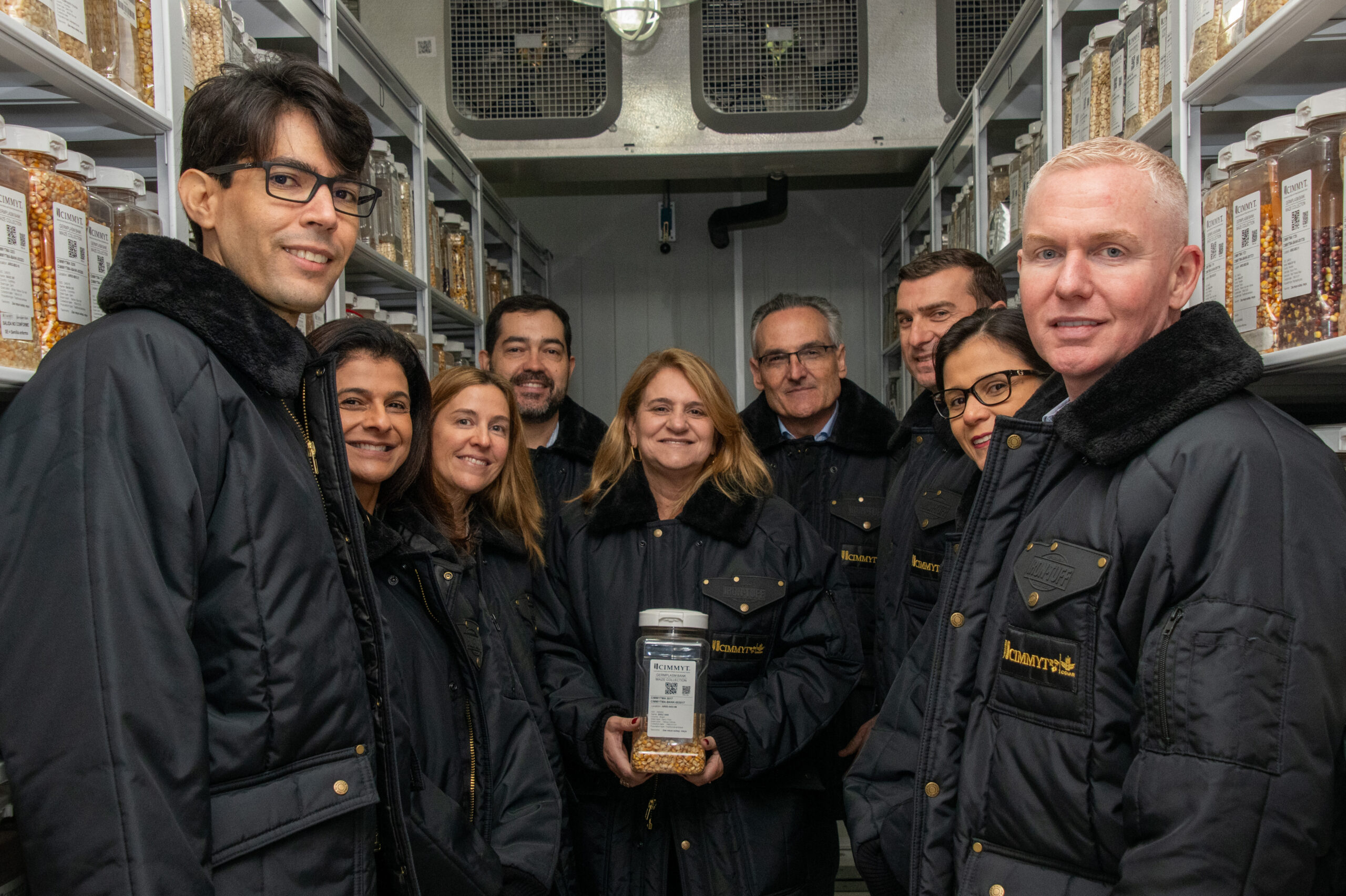 Delegación de Embrapa y representantes de CIMMYT en el banco de germoplasma, que resguarda una de las colecciones más importantes del mundo de semillas de maíz y trigo para la seguridad alimentaria futura.(Foto: Jenifer Morales/CIMMYT)