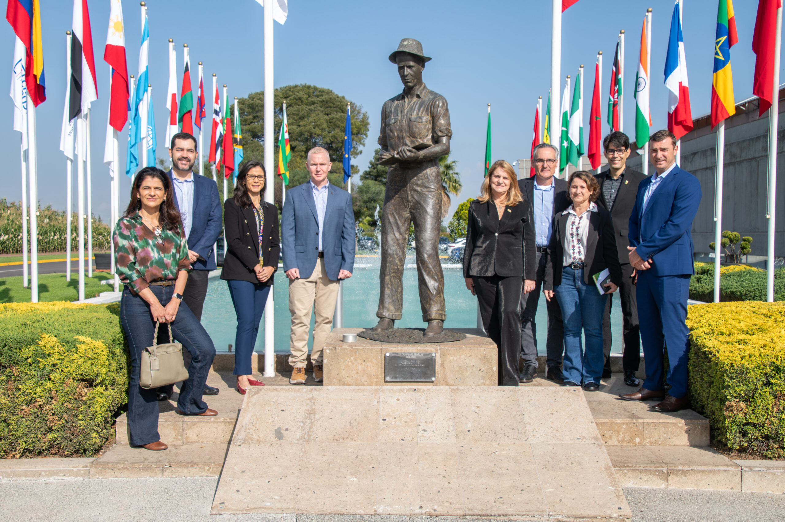 Representantes de CIMMYT y de Embrapa frente a la estatua de Norman Borlaug en la sede global de CIMMYT, en Texcoco, Estado de México, para marcar el inicio del diálogo estratégico hacia una agenda compartida en ciencia e innovación agrícola. (Foto: Jenifer Morales/CIMMYT)