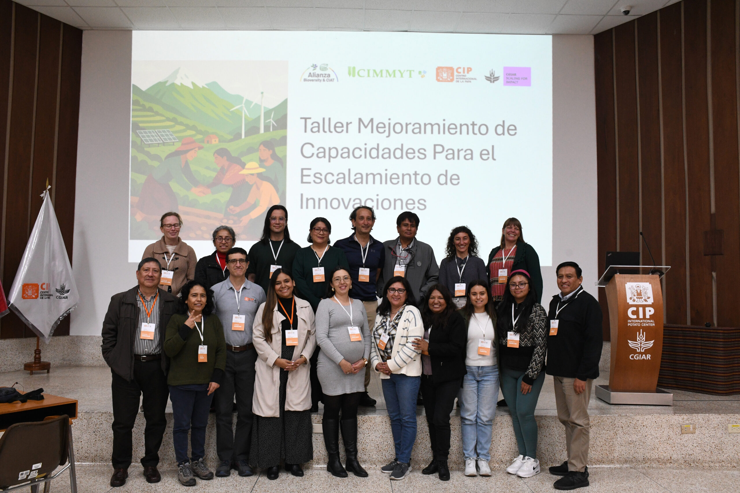 Participantes del taller “Mejoramiento de capacidades en escalamiento de innovaciones”, realizado los días 19 y 20 de agosto en Lima, con la organización del CIP, CIMMYT, la Alianza Bioversity-CIAT y el programa Scaling for Impact (CGIAR). (Foto: Andrea Prado/CIP)