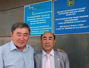 Muratbek Karabayev, representante del CIMMYT en Kazajstán (a la izquierda) y Auyezkhan K. Darinov, Presidente de la Unión Pública de Productores de Kazajstán.