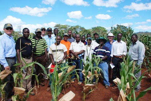 DSC_5209-Group-photo-at-trial-field-in-Mozambique