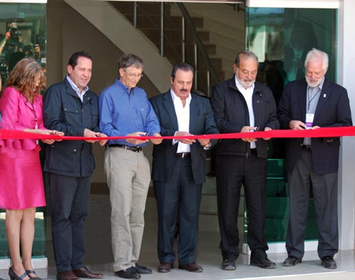 Ribbon-cutting ceremony: Sara Boettiger, Chair, CIMMYT Board of Trustees; Eruviel Ávila, Governor of the State of Mexico; Bill Gates, President of the Bill & Melinda Gates Foundation; Lic. Enrique Martínez, Secretary of SAGARPA; Carlos Slim, President of the Carlos Slim Foundation; and Thomas Lumpkin, CIMMYT Director General.