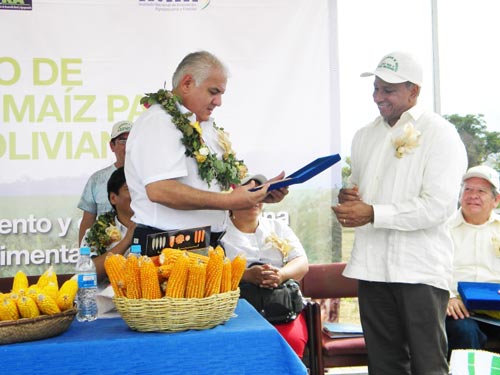 Félix San Vicente receiving an award from the Minister of Energy.