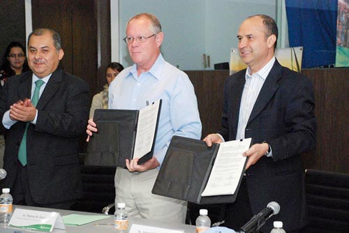 Left: Belisario Domínguez Méndez, Director General of Productivity and Technological Development for Mexico Subsecretary of Agriculture, SAGARPA; middle: Tom Short, Deputy Director General of CIMMYT Corporate Services; Javier Valdés, Director General of Syngenta México.