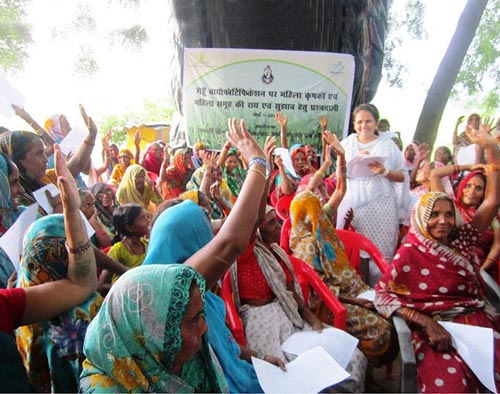 Chhavi Tiwari of Banaras Hindu University talks with Mirzapur farmersabout biofortified wheat.