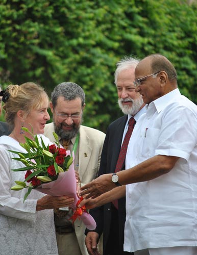 Left to right: Katharine McDevitt, Professor of Sculpture at Chapingo Autonomous University and sculptor of the statue of Dr. Norman E. Borlaug; Dr. Etienne Duveiller, BISA Director of Research for South Asia; Dr. Thomas A. Lumpkin, Director General of CIMMYT and BISA; and the Honorable Sri Sharad Pawar, Indian Minister of Agriculture. Photo credit: M. Shindler/CIMMYT