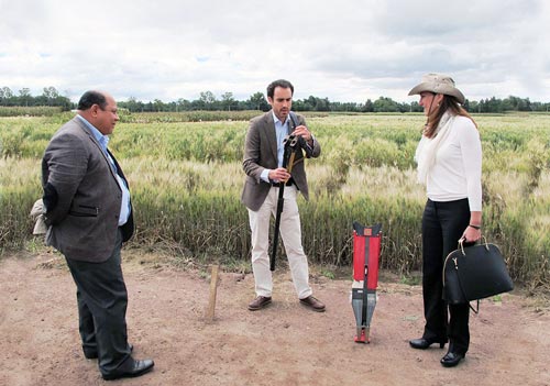Víctor López (center)illustrates the use of CIMMYT’s low-cost seed planters to Nuria Urquía and Julio César Rosette Castro. Photo: Miriam Shindler/CIMMYT