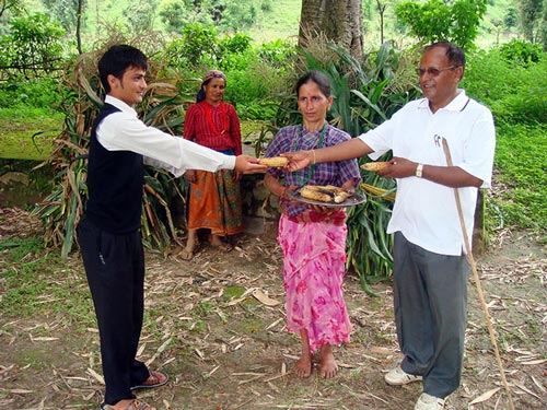 HMRP partners visiting CBSP groups in the hill district of Palpa, Nepal. Photo: G. Ortiz Ferrara/CIMMYT