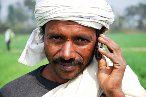 Farmers in India are now participating in a new project which aims to tailor phone messages to farmers' real needs with the hope of real impact on their crop yields. Photo: M. DeFreese/CIMMYT